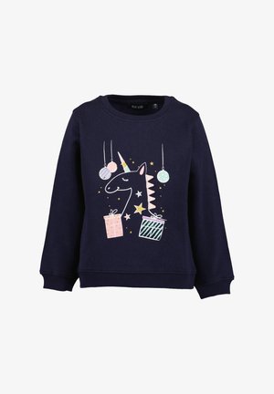 Marineblauer Kinderpullover mit einem lächelnden Einhorn, hängenden Ornamenten, Sternen und zwei in Pastellfarben verpackten Geschenkboxen auf der Vorderseite.