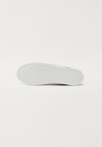 Suela de zapato de goma, blanca con un patrón de diamante texturizado. Bordes suaves y diseño plano adecuado para aplicaciones de calzado casual.