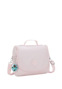 Borsa a tracolla rosa chiaro con una texture liscia, dotata di flap magnetico, spallaccio regolabile e charm in peluche rimovibile. Dettaglio del logo circolare.