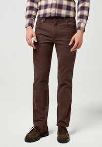 Wrangler GREENSBORO - Vaqueros rectos - mahogany