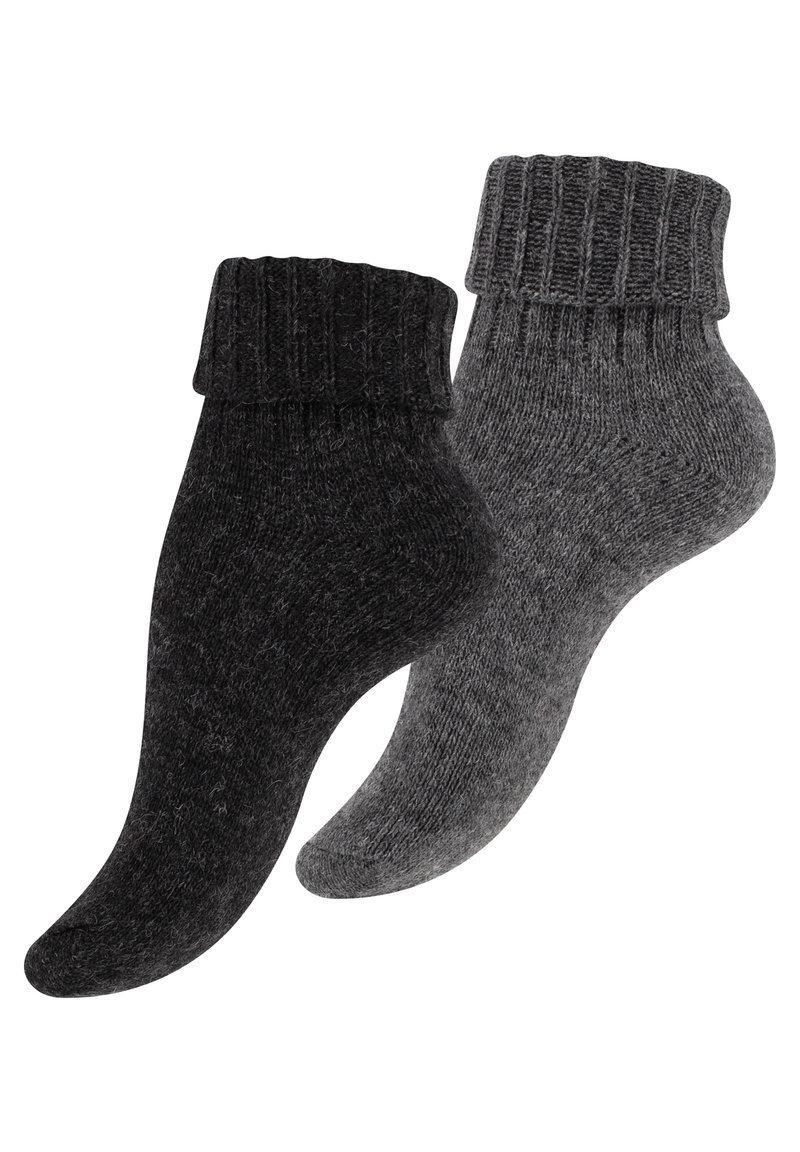 Due paia di calzini; uno nero e uno grigio scuro. Texture lavorata a maglia con un design a coste sulla cima. Entrambi di lunghezza alla caviglia con un aspetto leggermente peloso.