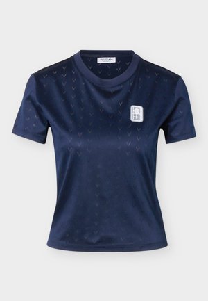 Cămașă bleumarin cu mâneci scurte, cu un model subtil în formă de șa și un mic logo alb cu o teren de tenis pe partea stângă sus a pieptului.