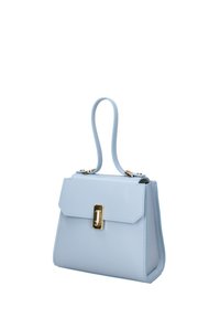 Lichtblauwe leren handtas met een gestructureerde vorm, gouden sluiting, en een enkele bovenhandgreep. Gladde textuur met minimale details.