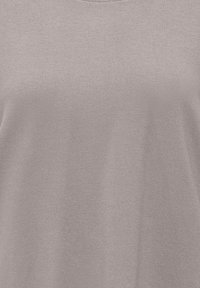 T-shirt gris clair à col rond avec une texture lisse et douce, présenté à plat sans logos ni motifs visibles.