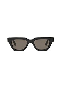 Černé sluneční brýle ve stylu kočičích očí s tlustými plastovými rámy a jemnými šedými skly, s ostře geometrickým designem a hladkou texturou.