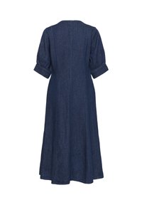 Denim obleka z dolžino do kolen, okroglim izrezom, polovičnimi rokavi in prilegajočim pasom. Ima mehko teksturo in enotno temno modro barvo.