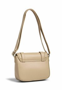 Borsa a tracolla in pelle vegana beige con forma strutturata, chiusura a pattina, tracolla regolabile e design minimalista. Texture liscia senza motivi.