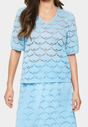 Jasnoniebieski komplet z koronkowym topem i spódnicą z ozdobnym kwiatowym wzorem, krótkimi bufkami i dekoltem w serek.