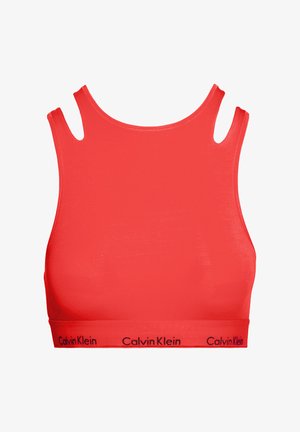 Sutien sport roșu cu un design ajustat, dintr-un material moale și elastic, cu bretele tăiate pe umeri. Prezintă un simplu logo „Calvin Klein” negru pe bandă.