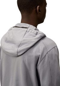 Grijze hoodie met een zachte textuur, trekkoordcapuchon en contrasterende stiksel. Label op de achterkant langs de nekline.