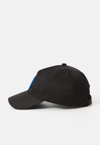 Schwarze Baseballmütze mit strukturiertem Design, ausgestattet mit einem blauen Akzentlogo an der Vorderseite, glattem Stoff und einem gebogenen Schirm.