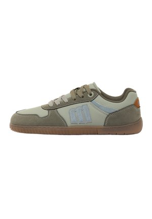 Zapatilla casual con tonos verdes y marrones, logo "M" en azul claro en el lateral, cierre de cordones y suela de goma marrón.