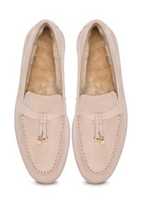 Lichtroze leren loafers met schapenwol voering, decoratieve stiknaden en accenten in goudkleurig metaal. Klassiek instapmodel.