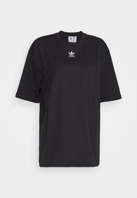 Camiseta de algodón negra con cuello redondo y mangas cortas. Presenta un pequeño logo blanco de Adidas en el pecho. Corte ajustado y relajado.