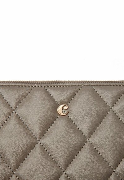 Gequilte grijze leren pouch met diagonale stiksels, voorzien van een accente in goudkleur en een metalen rits. Gladde textuur.