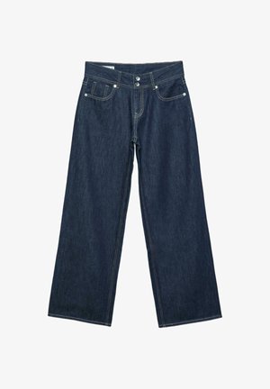 Dunkelblaue, weit geschnittene Denim-Jeans mit doppelter Knopfverschluss, vorderen Taschen und kontrastierender Naht auf weißem Hintergrund.