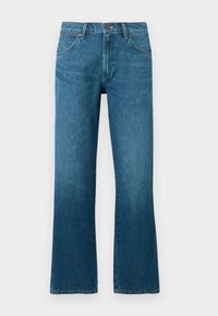 Jean en denim bleu à jambes droites avec fermeture par bouton et zip à l'avant, passants de ceinture et poches avant visibles.