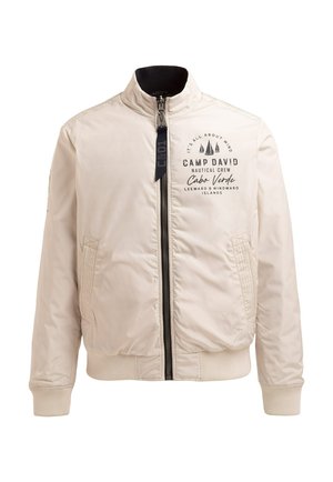 Hellbeige Bomberjacke mit einem gerippten Kragen und Bündchen. Verfügt über einen vorderen Reißverschluss, Seitentaschen und gedrucktes Branding auf der Brust.