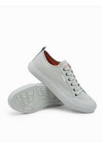 Lichtgrijze canvas sneakers met een rubberen zool, voorzien van een vetersluiting, oranje interieur en een zwarte lus aan de hiel.