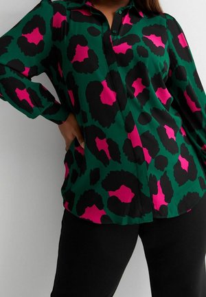 Damska koszula z długim rękawem na guziki, z dużym nadrukiem lamparta w zielonym, czarnym i jaskrawym różowym kolorze.