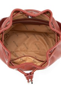 Czerwona skórzana torebka o teksturowanej powierzchni. Wnętrze charakteryzuje się brązowym wykończeniem z wytłoczonym napisem "WITTCHEN", prezentując przestronną konstrukcję.