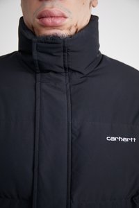 Schwarze Pufferjacke mit hohem Kragen, ausgestattet mit gestepptem Material und sichtbaren Nähten. Logo in Weiß auf der rechten Seite.