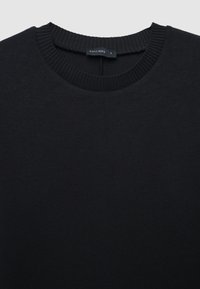 Maglione nero in maglia con scollo a girocollo a coste, trama liscia ed etichetta con la scritta "CALLIOPE." Design semplice senza motivi o accenti aggiuntivi.