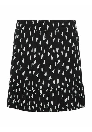 Grå tanktop med "ALPHA" grafik, parret med en sort nederdel med hvide tårnformede mønstre, suppleret med sorte flip-flops.