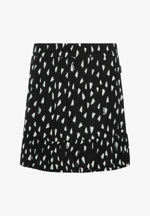 Débardeur gris avec un graphique "ALPHA", associé à une jupe noire ornée de motifs en forme de goutte d'eau blancs, complété par des tongs noires.