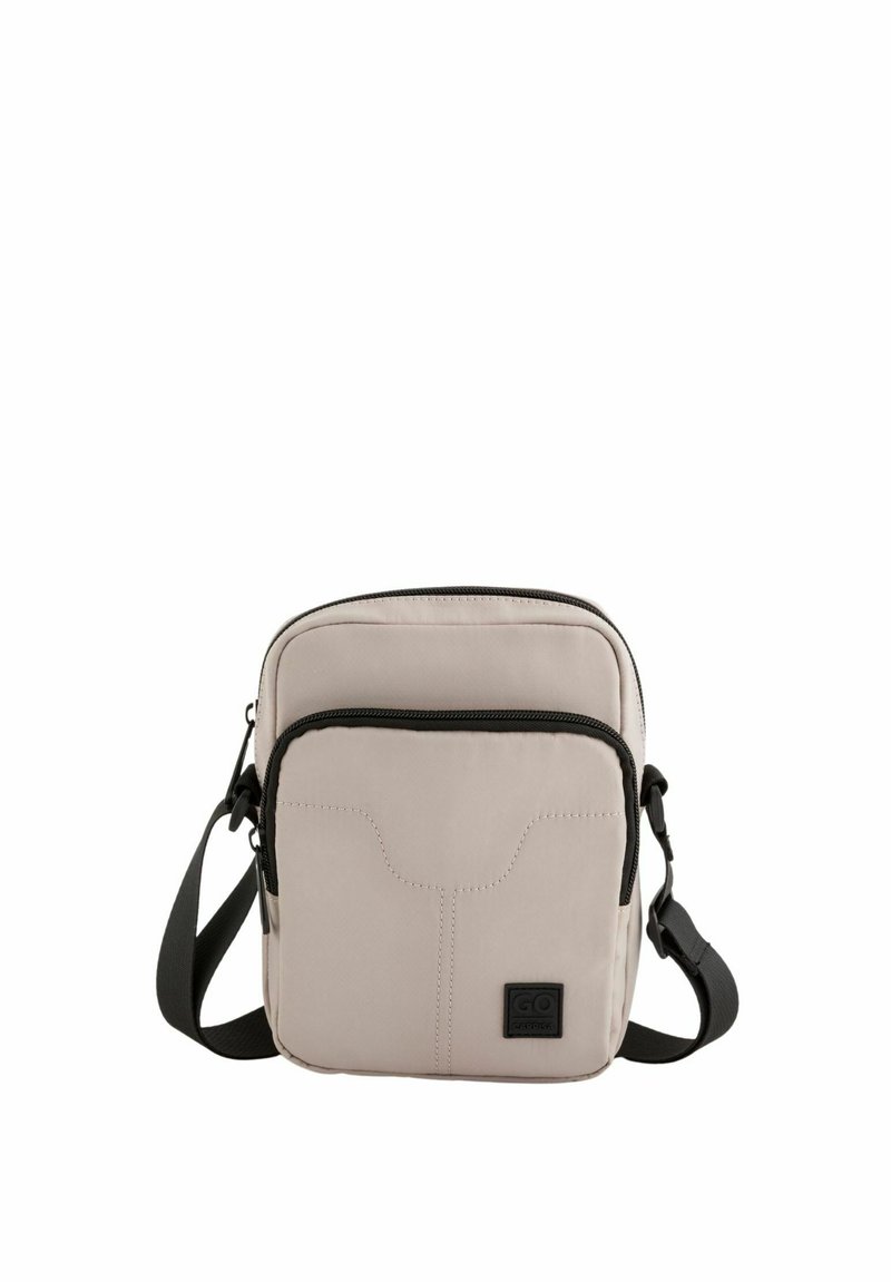Béžová crossbody taška vyrobená z texturované tkaniny, s uzávěrem na zip, nastavitelným popruhem a přední kapsou na zip s detailem loga.