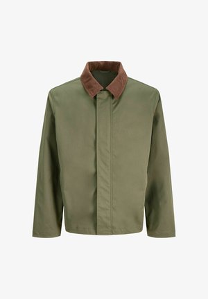 Giacca verde oliva con colletto in velluto a coste marrone. Presenta un taglio dritto, maniche lunghe e una chiusura frontale nascosta. Tessuto liscio.
