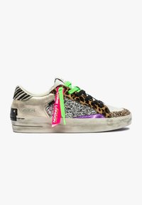 Sneaker realizzato con materiali misti: glitters argento, stampa leopardata, accenti viola. Dotato di lacci verde neon e neri, con un'etichetta di marca in rosa.