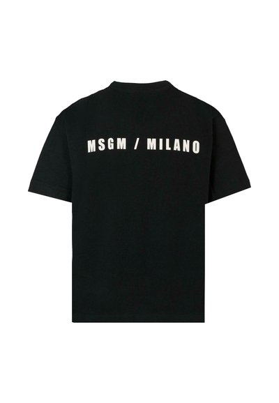T-shirt in cotone nero con maniche corte. Presenta una scritta bianca in grassetto "MSGM / MILANO" stampata sulla schiena. Design a collo rotondo.