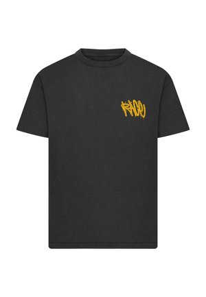 Czarny T-shirt z krótkim rękawem z małym żółtym napisem w stylu graffiti na górnej lewej części klatki piersiowej.