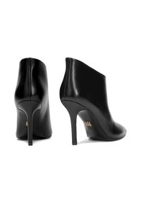 Bottines en cuir noir avec un bout pointu, un talon aiguille haut, une texture lisse et un logo discret sur le talon.