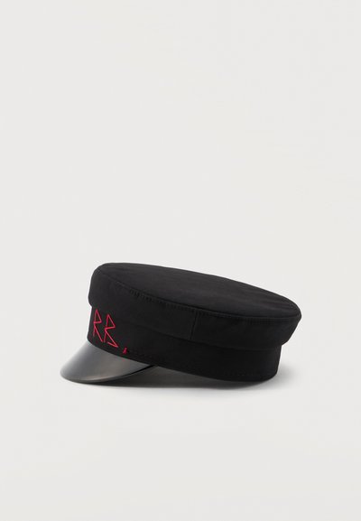 Μαύρο καπέλο με επίπεδη κορυφή, μικρή μαύρη γείσο και κόκκινα κεντημένα γράμματα στην μπροστινή πλευρά.