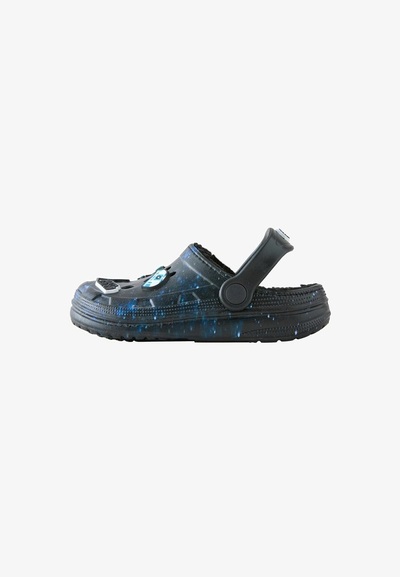 Schwarzer Slip-On-Clog mit blau gesprenkeltem Muster, verstellbarem Fersenriemen und dekorativen Pins, die Cartoon-Figuren auf dem oberen Teil ähneln.
