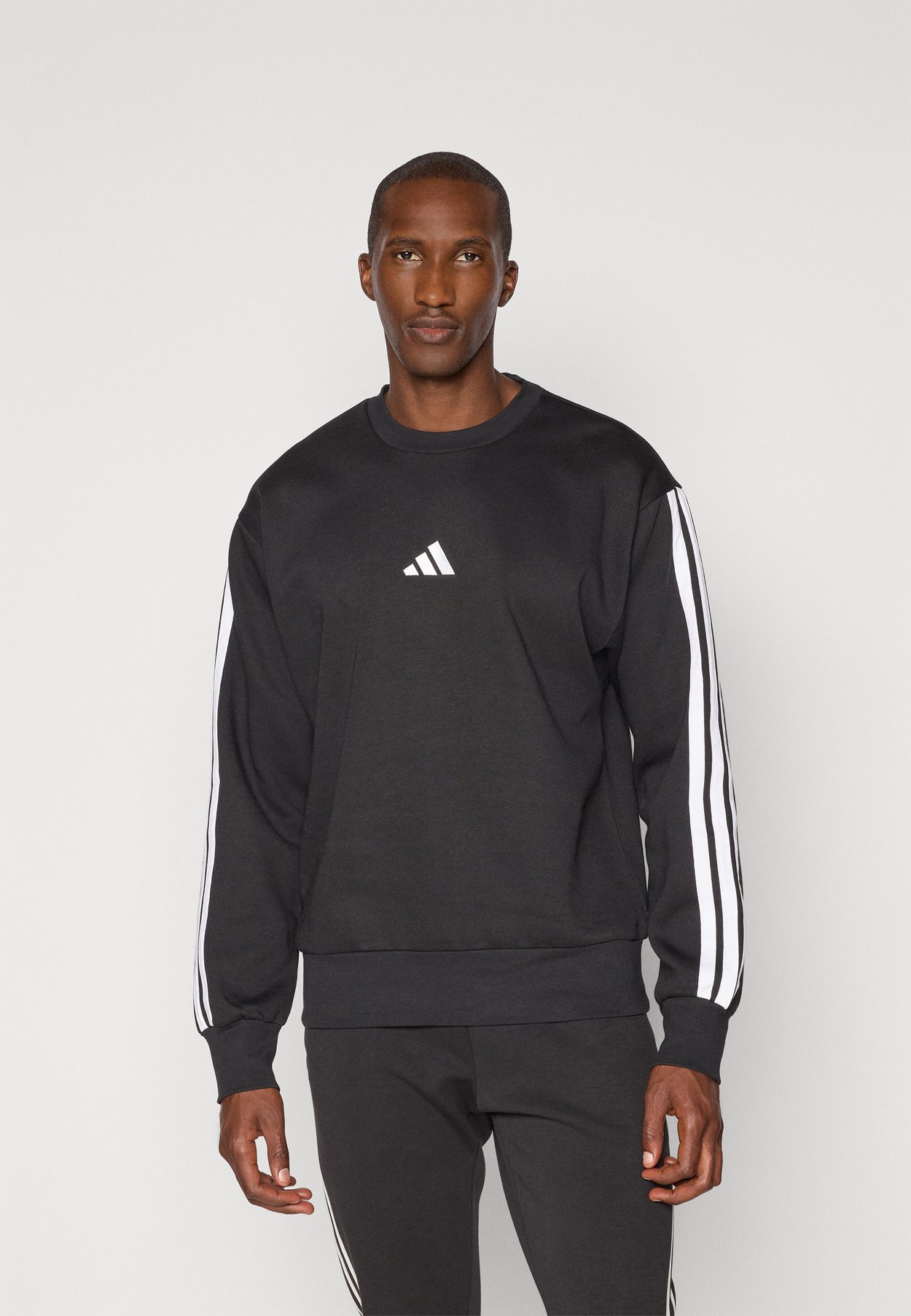 ESSENTIALS THREE STRIPES FLEECE