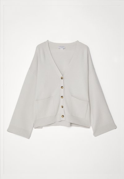 Ανοιχτό γκρί cardigan με V-λαιμό, μακριά μανίκια, επτά διακοσμητικά κουμπιά και δύο μπροστινές τσέπες. Μαλακό πλεκτό υλικό με άνετη εφαρμογή.