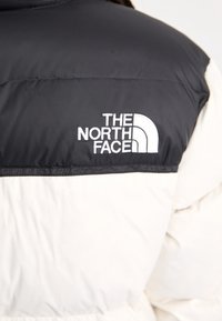The North Face NUPTSE SHORT JACKET - Piumino - white dune/black