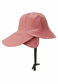 Cappello a secchiello rosa con ampie visiere, realizzato in materiale impermeabile, presenta una fascia sotto il mento per una vestibilità sicura e dettagli di cucitura lungo i bordi.