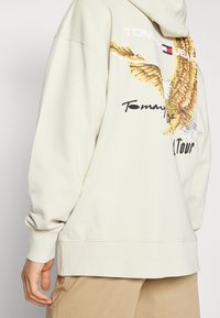 Tommy Jeans Mikina s kapucí - beige