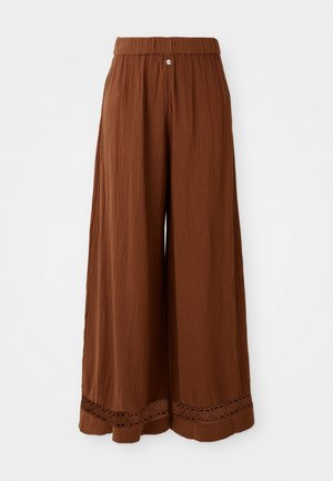 Pantalons bruns à jambes larges en tissu texturé, avec une taille froncée et des détails en dentelle au bas.