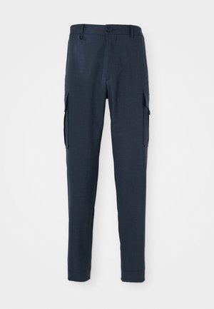 Pantalones cargo navy con tejido texturizado, corte slim, cierre de botón en la cintura y bolsillos laterales para mayor funcionalidad.