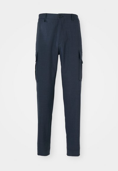 Pantalones cargo navy con tejido texturizado, corte slim, cierre de botón en la cintura y bolsillos laterales para mayor funcionalidad.