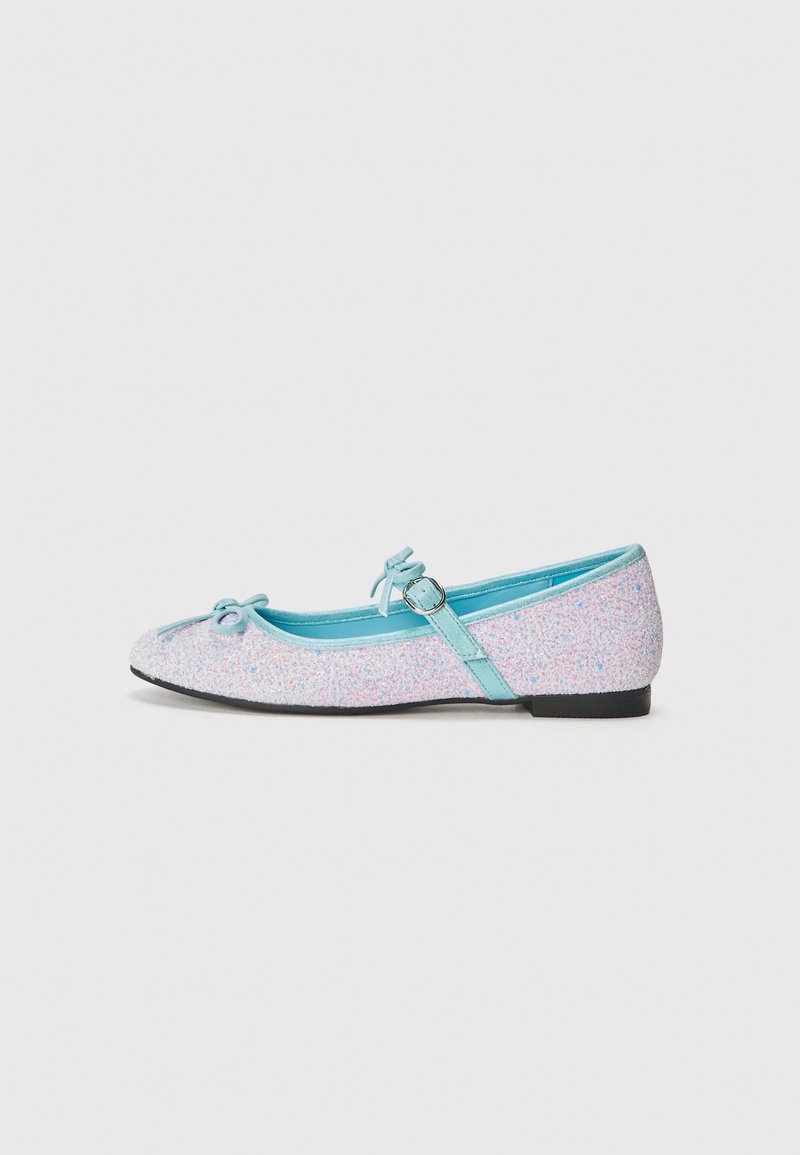 Ballet flats brilhantes em rosa claro com interior azul, apresentando um laço decorativo e uma pequena fivela lateral. Sola preta plana.