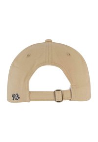 Cappellino da baseball beige con cinturino metallico regolabile, logo ricamato "P.B." in blu navy sul lato, tessuto liscio e forma arrotondata.
