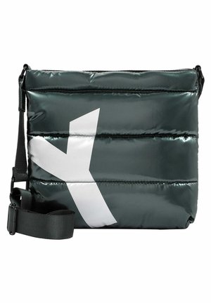 Sac bandoulière noir matelassé avec grand motif "K" stylisé blanc et sangle ajustable.