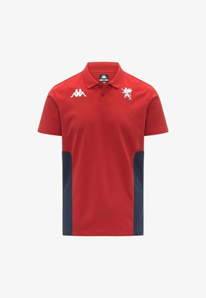 Polo rouge à manches courtes avec panneaux latéraux bleu marine, logo Kappa blanc sur la poitrine droite et emblème de griffon blanc sur la poitrine gauche.