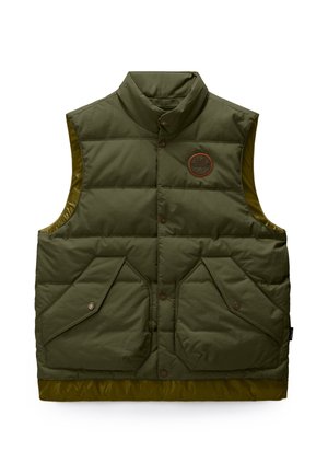 Ærmeløs vest i olivengrøn med polstring, høj krave, to store forlommer med knaplukning og et rundt logopatch på brystet.